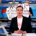 Marina Ovsyannikova, editora del canal de televisión ruso Pervyi Kanal, levantó un cartel que decía: '¡Alto a la guerra!  ¡No creas en la propaganda!  ¡Te están mintiendo aquí!