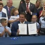 El gobernador de Florida, Ron DeSantis, promulgó una ley de derechos de los padres que prohíbe a los maestros dar instrucción en el aula sobre