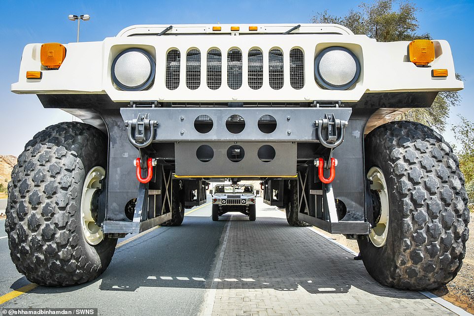 El monstruo alcanza una altura de 21,6 pies (6,6 m), una longitud de 46 pies (14 m) y un ancho de 20 pies (6 m), y es totalmente manejable.  Un humvee de tamaño normal puede caber debajo