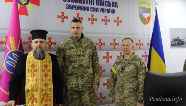 El líder de la iglesia de Ucrania llega a los puestos de control para apoyar a los defensores ucranianos