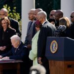 El presidente de los Estados Unidos, Joe Biden, firma un proyecto de ley que convierte el linchamiento en un crimen de odio federal