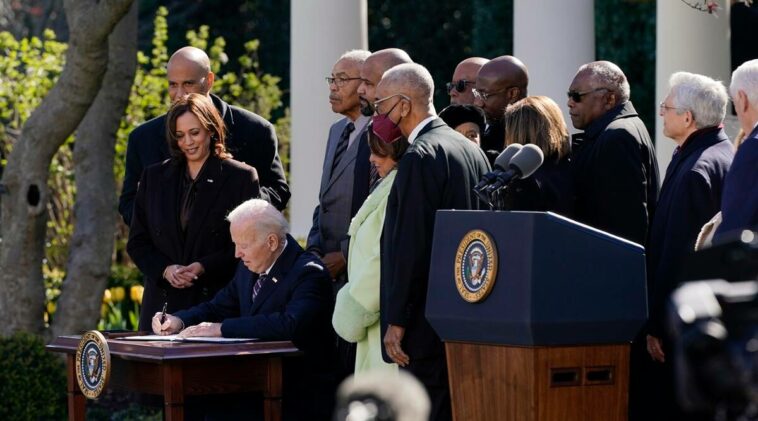 El presidente de los Estados Unidos, Joe Biden, firma un proyecto de ley que convierte el linchamiento en un crimen de odio federal