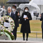 El embajador de Estados Unidos en Japón, Rahm Emanuel, en el centro a la izquierda, con el primer ministro japonés Fumio Kishida, en el extremo derecho, coloca una ofrenda floral en el cenotafio para las víctimas del bombardeo atómico en el Parque Conmemorativo de la Paz de Hiroshima en Hiroshima, Japón, el sábado 26 de marzo de 2022. ( Keiji Uesho/Kyodo News vía AP)