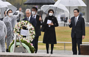 El embajador de Estados Unidos en Japón, Rahm Emanuel, en el centro a la izquierda, con el primer ministro japonés Fumio Kishida, en el extremo derecho, coloca una ofrenda floral en el cenotafio para las víctimas del bombardeo atómico en el Parque Conmemorativo de la Paz de Hiroshima en Hiroshima, Japón, el sábado 26 de marzo de 2022. ( Keiji Uesho/Kyodo News vía AP)
