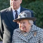 La reina Isabel II y el duque de York llegan para asistir a un servicio religioso en Hillington, Norfolk, el 19 de enero de 2020.