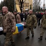 Mykola Zhdanyanchyn fue sepultado en Ucrania hoy en un funeral con ataúd abierto mientras los aldeanos presentaban sus respetos.