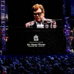 Repleto de estrellas: Elton John (en la foto) y Chris Martin dirigieron las actuaciones repletas de estrellas en el servicio conmemorativo público de Shane Warne en el Melbourne Cricket Ground el miércoles