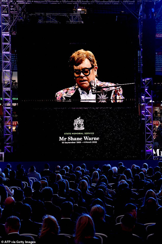 Repleto de estrellas: Elton John (en la foto) y Chris Martin dirigieron las actuaciones repletas de estrellas en el servicio conmemorativo público de Shane Warne en el Melbourne Cricket Ground el miércoles