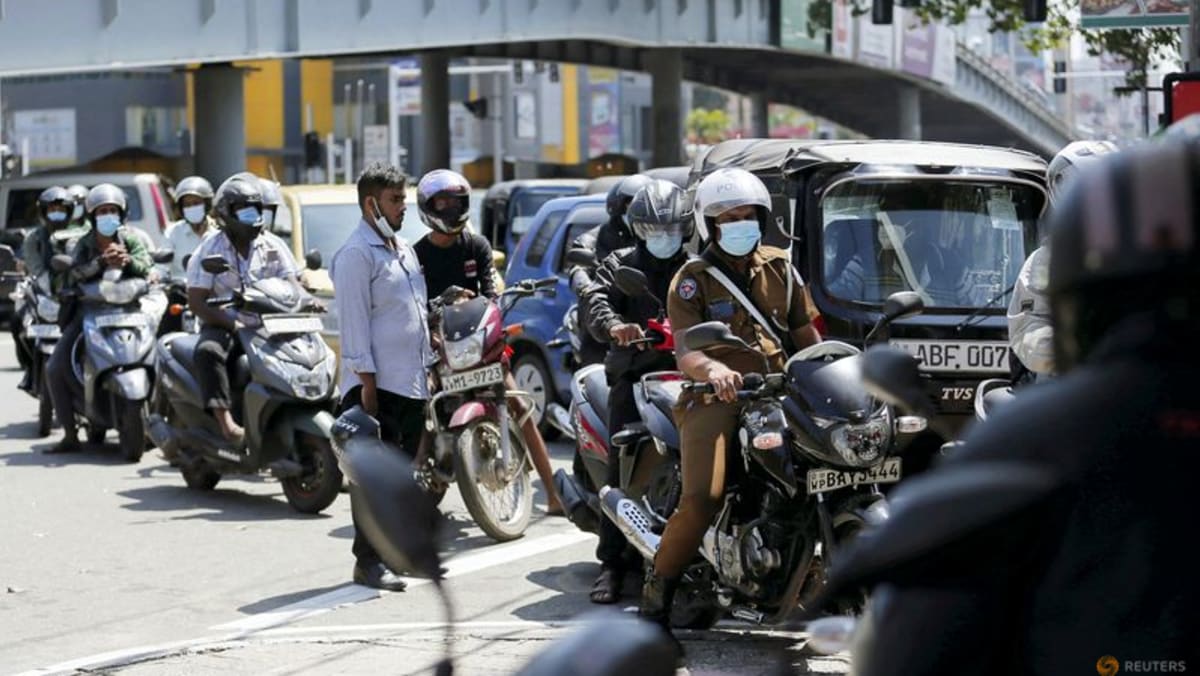 En Sri Lanka, a medida que empeora la crisis económica, dos hombres mueren esperando en la cola para cargar combustible
