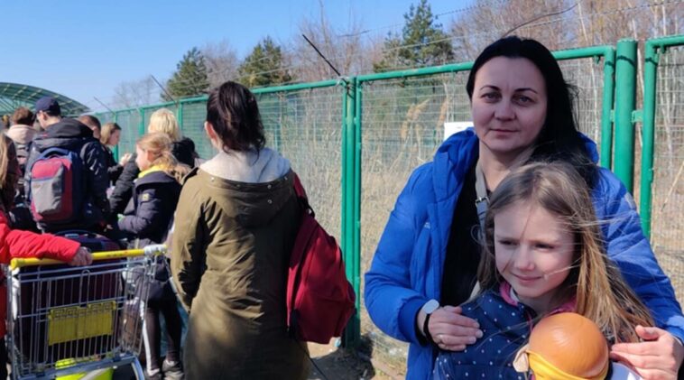 En este cruce fronterizo entre Ucrania y Polonia, muchos refugiados dicen que esperan volver a casa algún día.