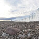 Se tomaron muestras de roca y arena de la capa de hielo de Groenlandia y se analizaron para fechar el cráter de impacto Hiawatha de 58 millones de años escondido debajo del glaciar.
