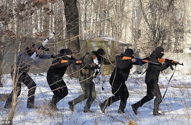 Miembros de la Legión Georgiana entrenaron a civiles en enero para adaptarlos con las capacidades de autodefensa