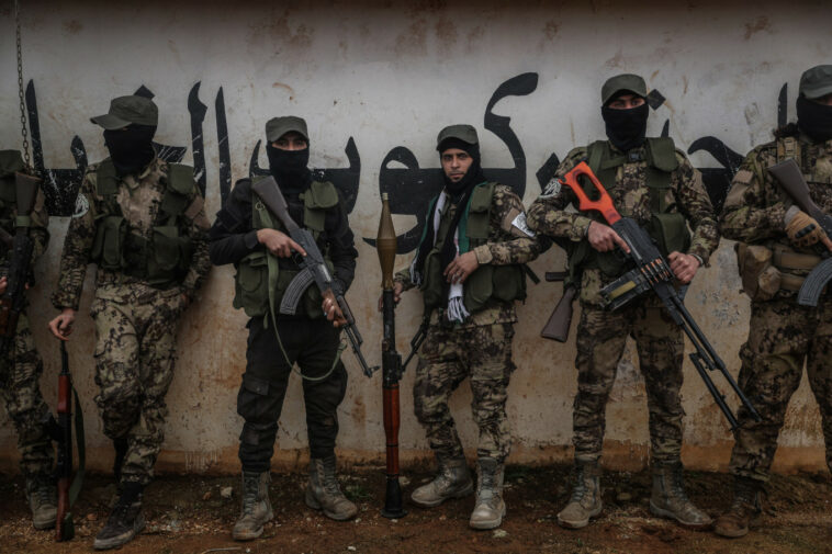 Funcionarios estadounidenses dicen que Rusia está reclutando sirios para luchar en Ucrania : WSJ