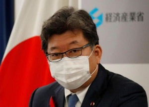 El nuevo ministro de Economía, Comercio e Industria de Japón, Koichi Hagiuda, con una máscara protectora en medio del brote de la enfermedad por coronavirus (COVID-19), habla en una conferencia de prensa en Tokio, Japón, el 5 de octubre de 2021. (Reuters)