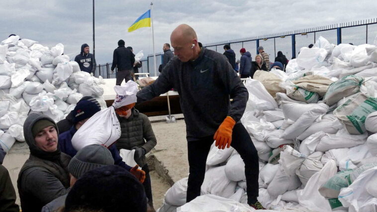 Guerra en Ucrania: la gente sigue huyendo de las zonas de conflicto