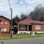 Un equipo de más de 50 bomberos trabajó para controlar el infierno en Metro Petroleum en Belmore, en el suroeste de Sydney el sábado por la tarde.