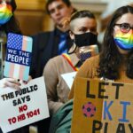 Indiana, Iowa y Texas promueven agendas anti-transgénero, parte de una estrategia de larga data de los conservadores para reunir a su base