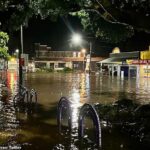 El centro de la ciudad de Byron Bay temprano el miércoles por la mañana estaba bajo un metro de agua (en la foto)