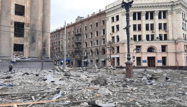 Invasores rusos destruyendo el centro histórico de Kharkiv