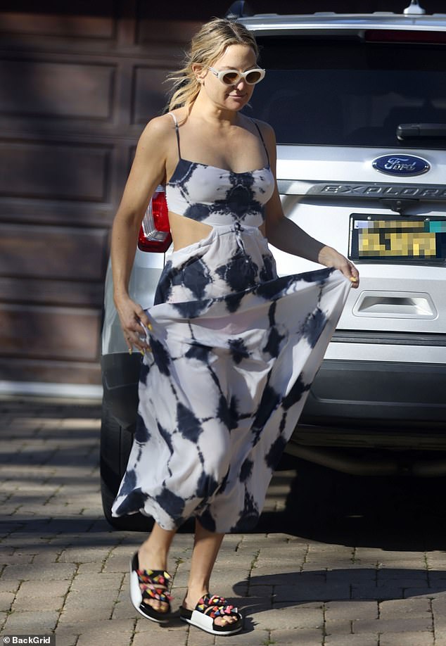 Sobre la marcha: Kate Hudson fue vista saliendo de la casa de un amigo en Los Ángeles el viernes