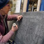Robyn Golden-Hann trabajando en la placa de la Catedral de Bristol con los nombres de las mujeres
