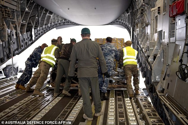 Las fotos del domingo muestran un C-17A Globemaster de la Real Fuerza Aérea Australiana entregando militares defensivos al gobierno ucraniano.