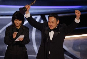 El director Ryusuke Hamaguchi acepta el Oscar a la Mejor Película Internacional por "Conduce mi coche" de Japón en la 94ª edición de los Premios de la Academia en Hollywood, Los Ángeles, California, EE. UU., 27 de marzo de 2022. (Reuters)
