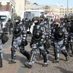La policía antidisturbios rusa ha detenido a cientos por participar en protestas masivas contra la guerra en Moscú