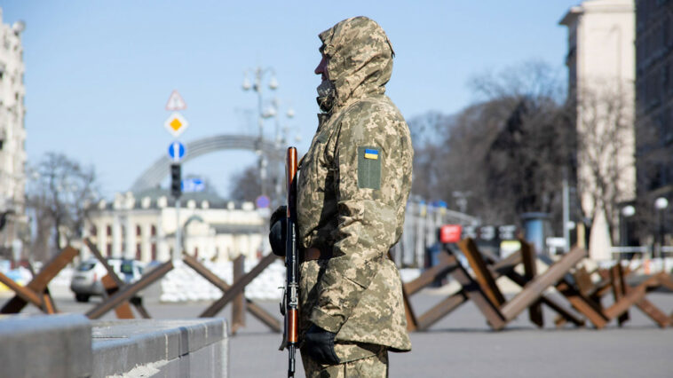 Las fuerzas rusas rodean Kiev, Mariupol