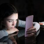 Las niñas y los niños podrían ser más vulnerables a los efectos negativos del uso de las redes sociales en diferentes momentos de su adolescencia, según los científicos