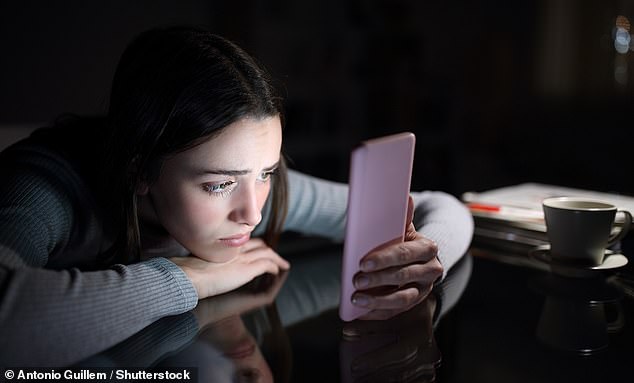 Las niñas y los niños podrían ser más vulnerables a los efectos negativos del uso de las redes sociales en diferentes momentos de su adolescencia, según los científicos