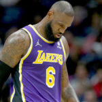 LeBron James de los Lakers dice que el tobillo lesionado "se siente horrible en este momento", día a día con el partido de los Mavericks el martes
