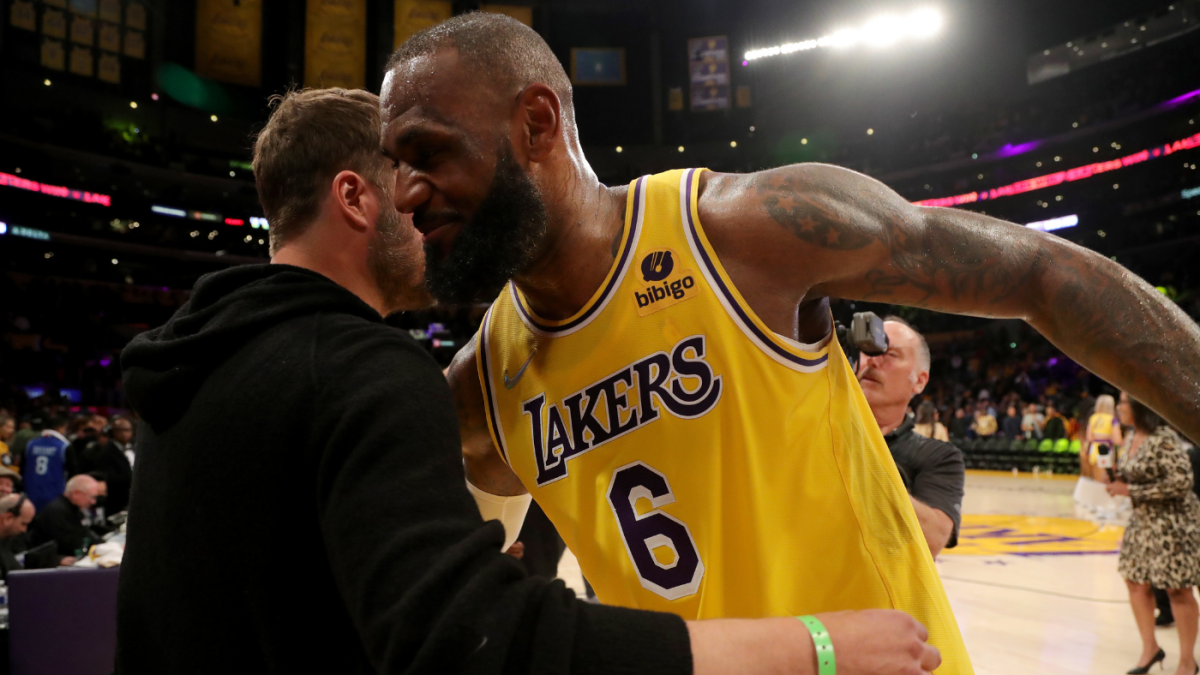 LeBron James todavía puede hacer milagros, pero ayuda cuando juega contra una defensa porosa de los Warriors.
