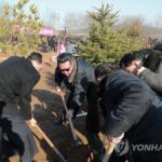 Líder de NK asiste a evento de plantación de árboles con funcionarios del partido