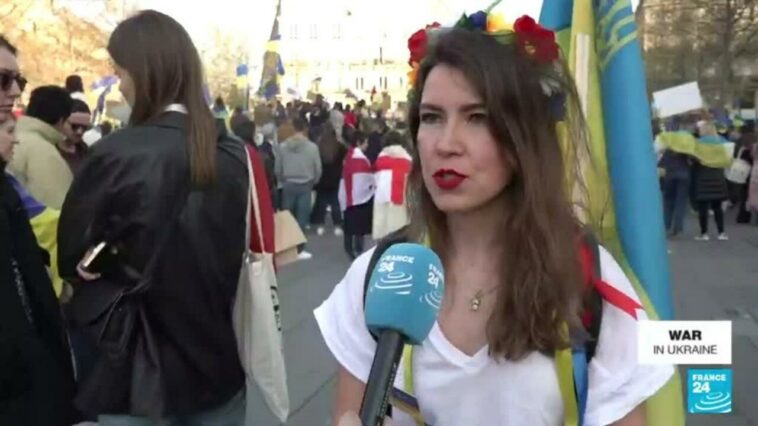 'Lloro casi todos los días': Protesta en París en apoyo a Ucrania