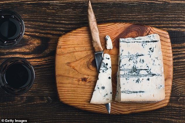Gorgonzola tiene un sabor jabonoso para algunas personas debido a cuatro genes clave que afectan el sabor de los quesos con vetas azules, dicen los científicos (foto de archivo)