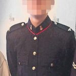 Un miembro de la Guardia de la Reina de 19 años, cuya identidad no ha sido revelada por razones de seguridad, abandonó sus deberes ceremoniales como miembro de la Guardia de Coldstream y se inscribió en la Legión Internacional de combatientes voluntarios extranjeros de Ucrania.