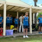Los jugadores y el personal de Inglaterra guardan un minuto de silencio en memoria de Shane Warne durante el cuarto día del partido de la gira contra las Indias Occidentales.