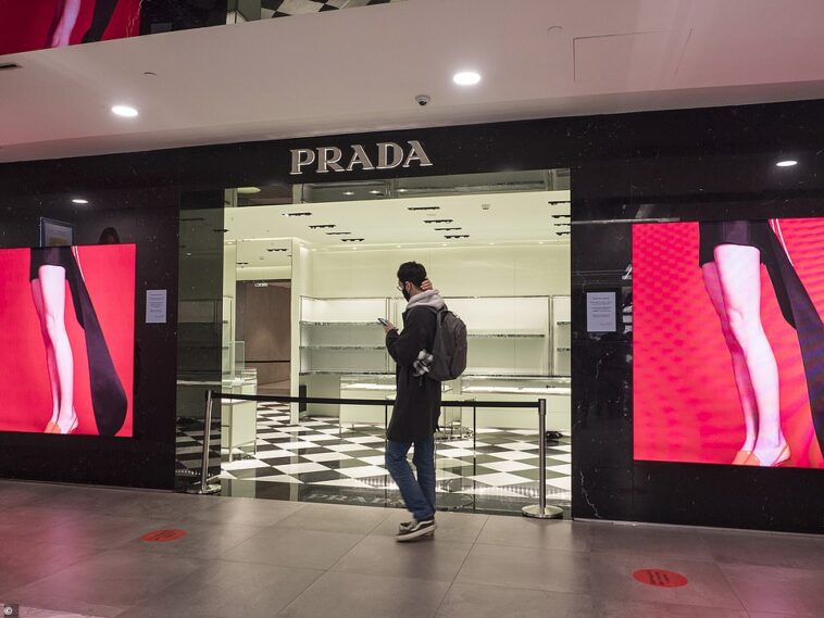 Las principales casas de moda del mundo, como Prada, en la foto de hoy, han cerrado sus puertas en Moscú, lo que ha dejado a los superricos de Rusia sin poder comprar en sus tiendas de diseñadores favoritas.