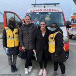 Kevin Middleton (segundo a la izquierda) y Jessica Van Nooten (segunda a la derecha) están agradecidos con los funcionarios australianos (también en la foto) que los ayudaron a huir de Ucrania de manera segura.