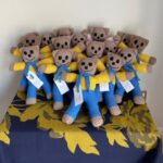 Los tejedores hacen cientos de peluches para dar la bienvenida a los niños ucranianos a Escocia