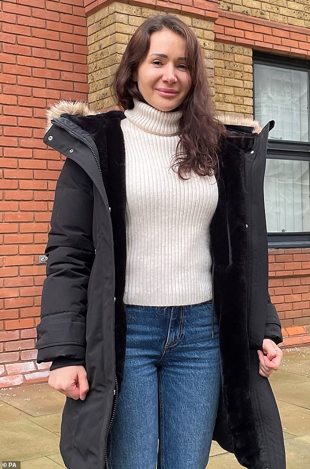 La madre desesperada Olga Khomenko, de 37 años, (en la foto frente al Tribunal de la Corona de St Albans el viernes) se salvó de una sentencia de prisión para poder regresar a Kiev y rescatar a su hija.