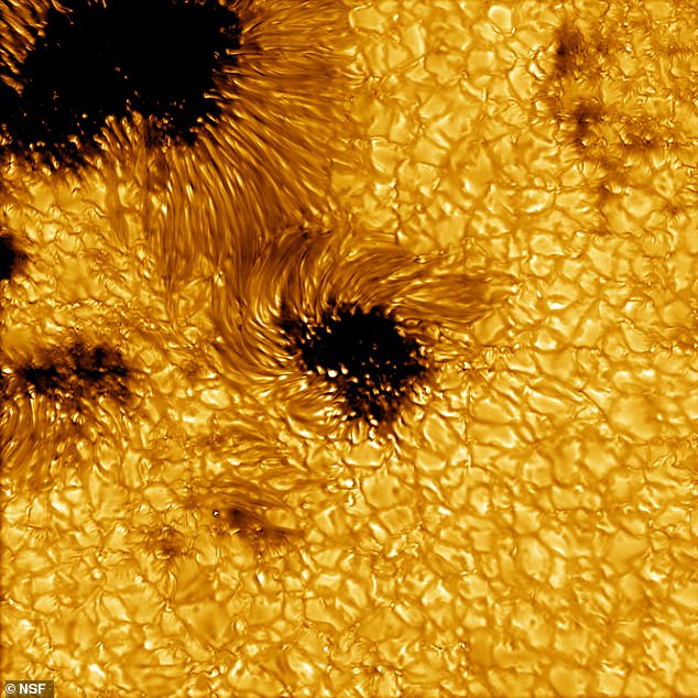 Una mancha solar gigantesca del tamaño de la Tierra ha sido detectada en la atmósfera del sol, proporcionando a los científicos solares una nueva visión de la actividad en nuestra estrella.