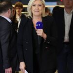 El margen de victoria estimado de Emmanuel Macron sobre Marine Le Pen (en la foto) se está reduciendo drásticamente a medida que se acercan las elecciones, según sugieren dos encuestas publicadas esta semana.