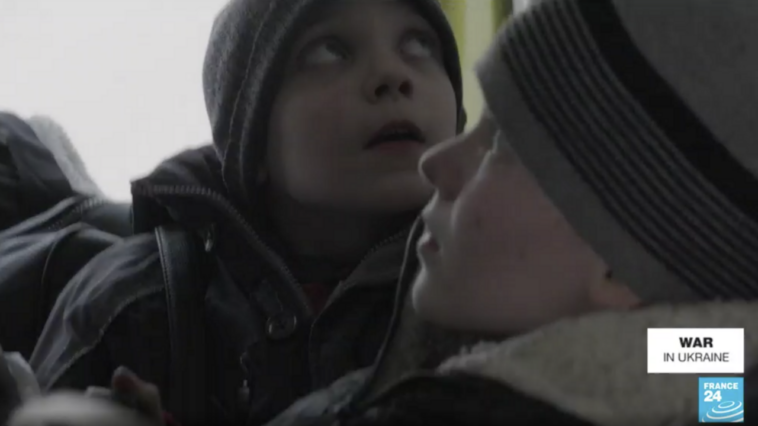 Médicos voluntarios de Ucrania corren para rescatar a civiles atrapados por bombardeos en Irpin