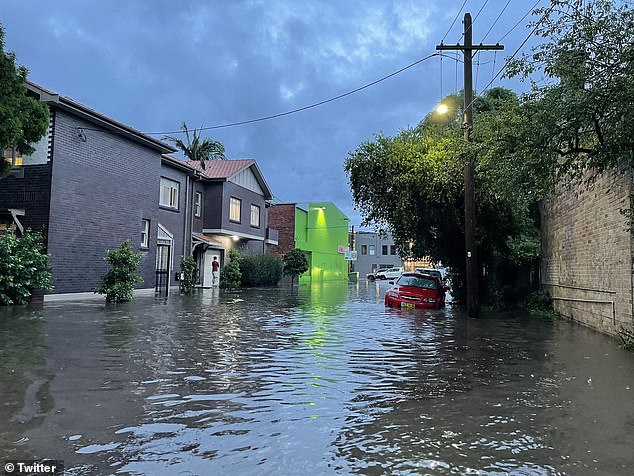 Park Street, Petersham se ve bajo el agua el martes por la noche después de que un vertido torrencial azotara Syndey