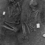 Dos esqueletos recuperados del Valle del Sado en Portugal.  Estos entierros ilustran varios rasgos comunes a los entierros del Valle del Sado durante el período Mesolítico, dicen los expertos.
