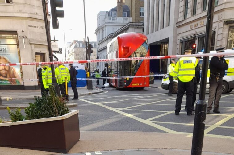 Mujer asesinada después de quedar 'atrapada debajo del autobús' cerca de Oxford Circus