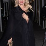 Aspecto elegante: Pamela Anderson lo mantuvo elegante con un atuendo completamente negro el miércoles mientras salía a cenar en la ciudad de Nueva York.