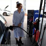 La reducción drástica del impuesto sobre el combustible para reducir el costo de la gasolina podría repercutir en un aumento masivo en el costo de vida, lo que provocaría tasas de interés más altas y facturas hipotecarias, advierten los economistas (en la imagen, un automovilista de Sydney llena el tanque el 23 de marzo)